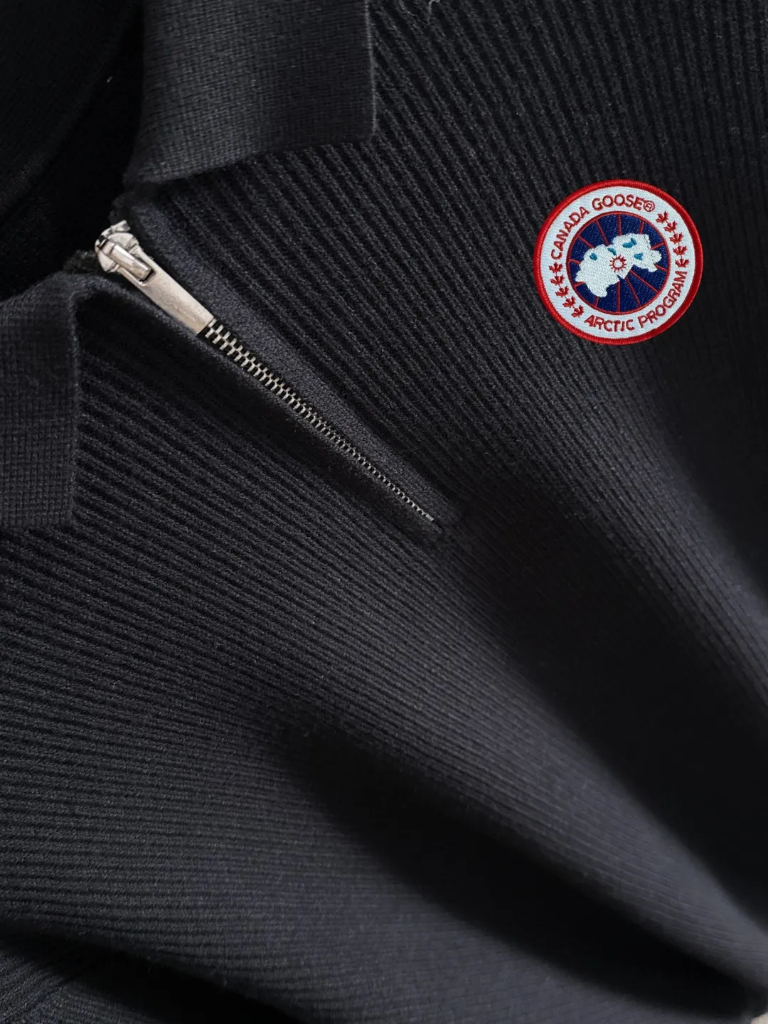 Next day shipping P360 Big Goose 2025 official website latest round neck sweater for autumn and winter, popular models are on sale at the same time at the counter! Specially made of wool blended fabric. It feels comfortable and can be directly in contact with the skin. The logo badge is exquisitely embroidered, which is extremely eye-catching! The details highlight the fashionable charm of big brands. Exquisite workmanship. Three-dimensional cutting style. The wearing effect is invincible and handsome! All three standards are complete! Size: M-3XL